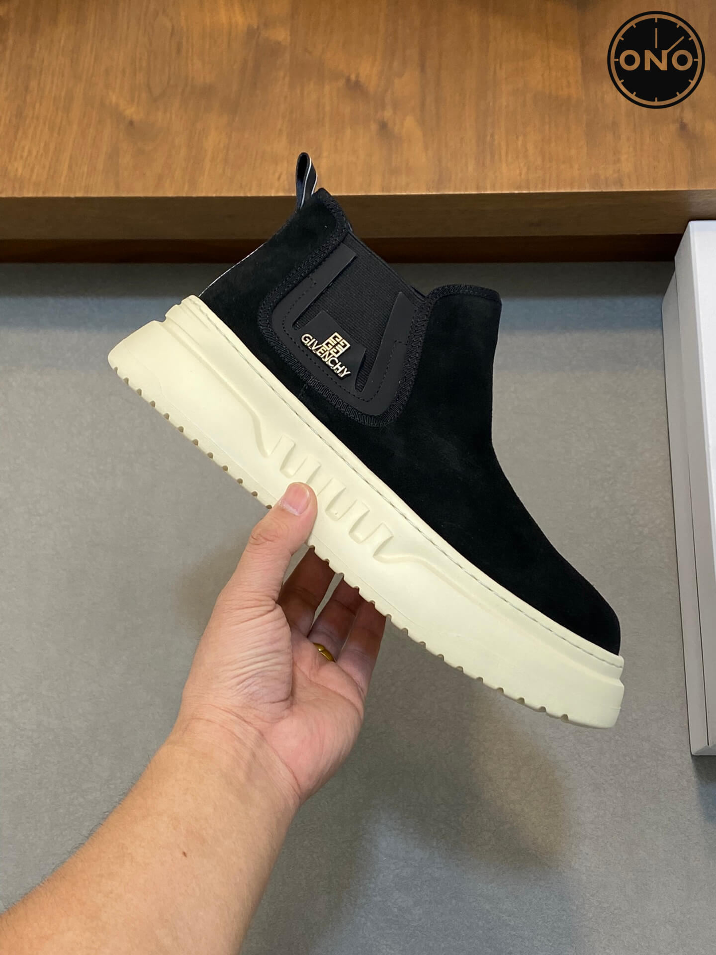 Givenchy_60_4.jpg
