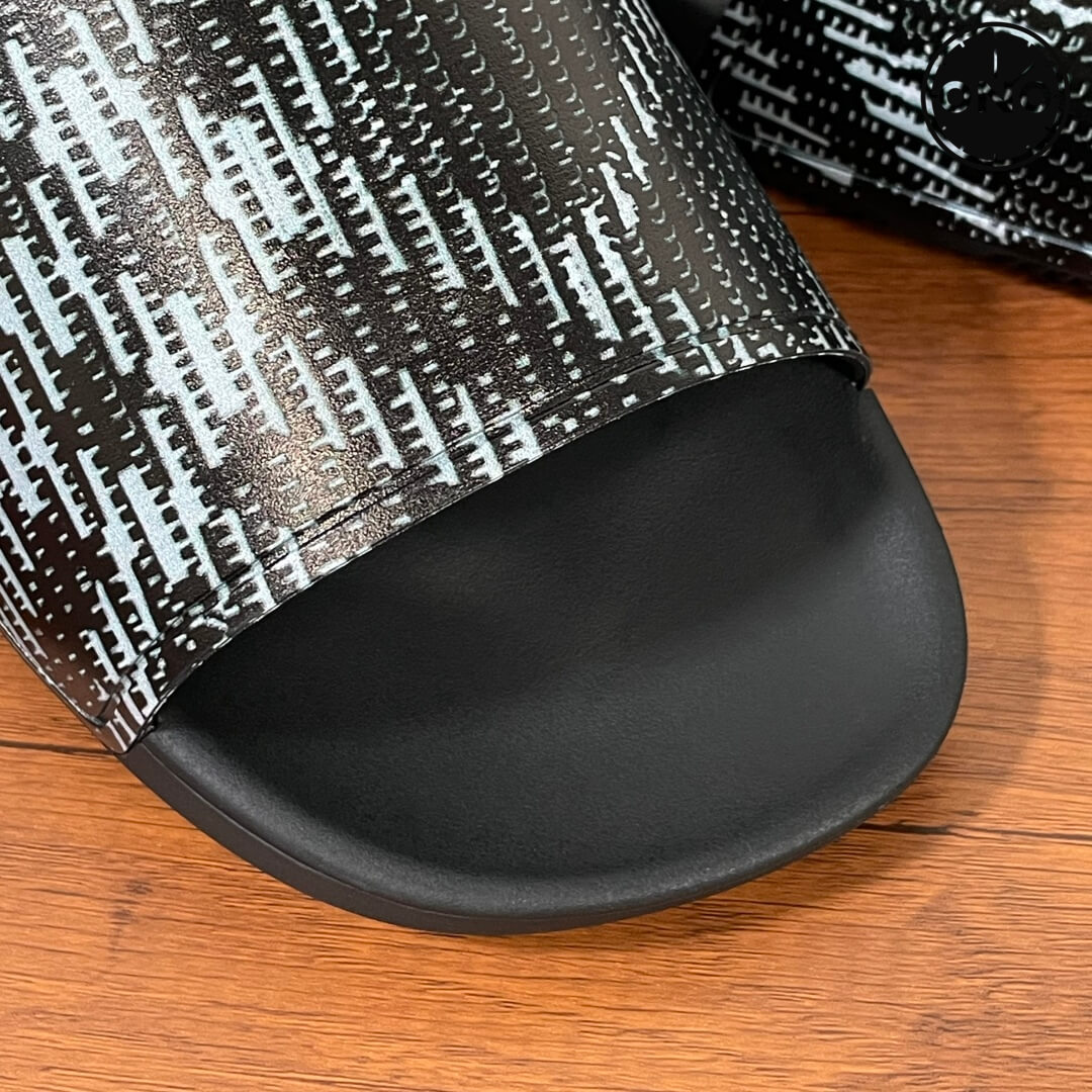 Burberry-Slippers_5_9.jpg