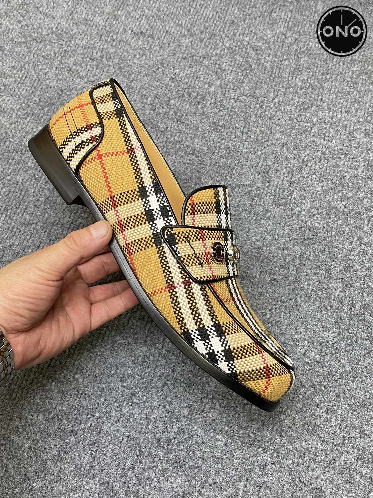 Burberry_8_8.jpg