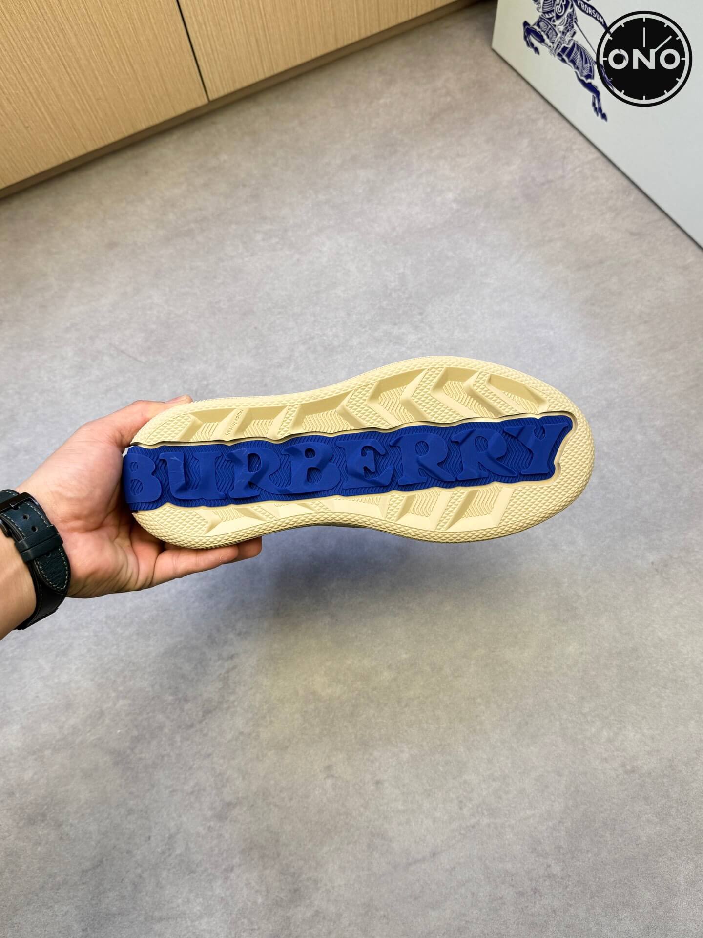 Burberry_56_9.jpg