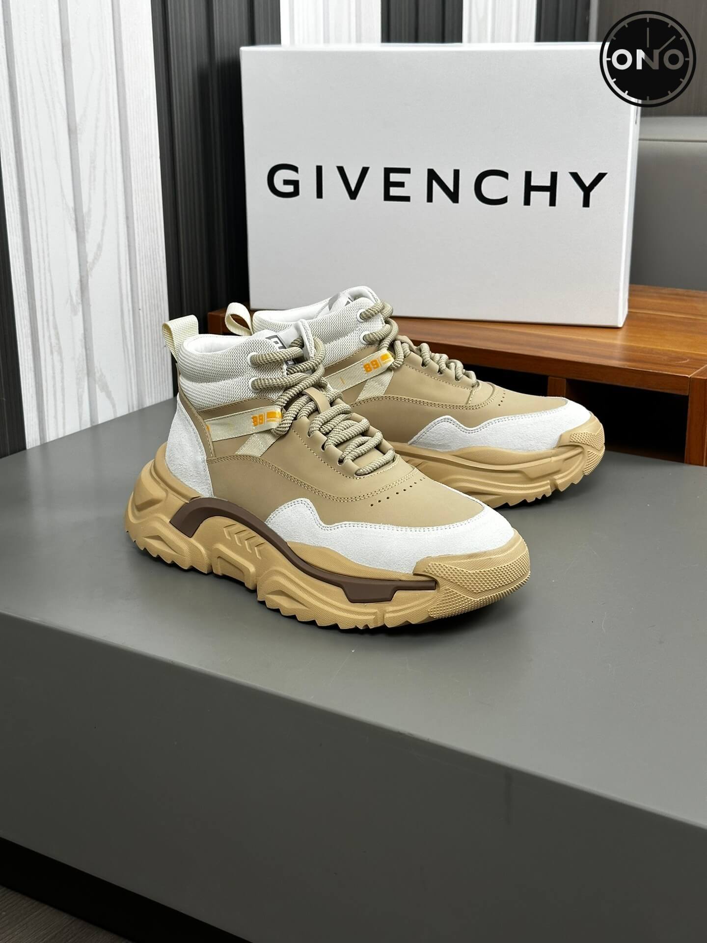 Givenchy_83_4.jpg