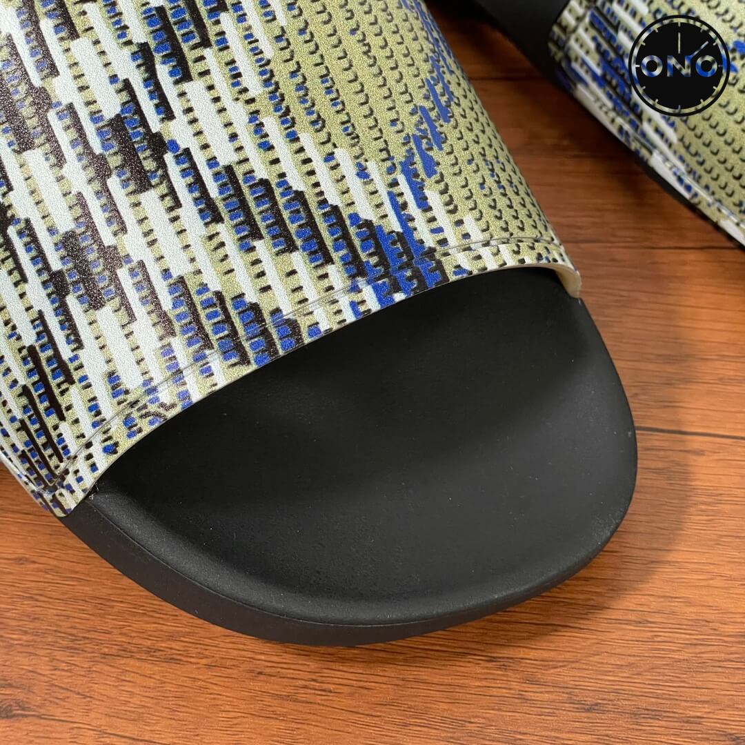 Burberry-Slippers_3_9.jpg