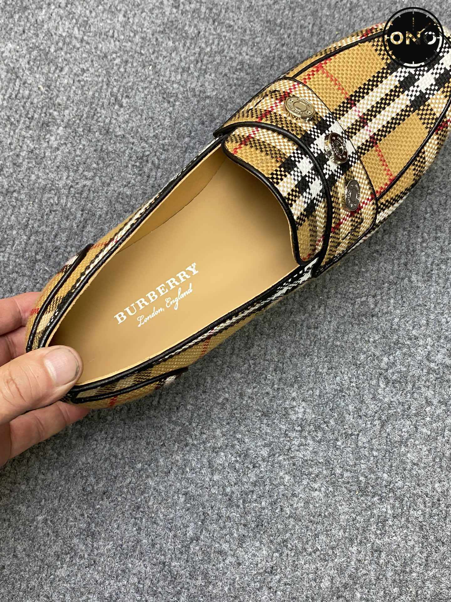Burberry_8_2.jpg