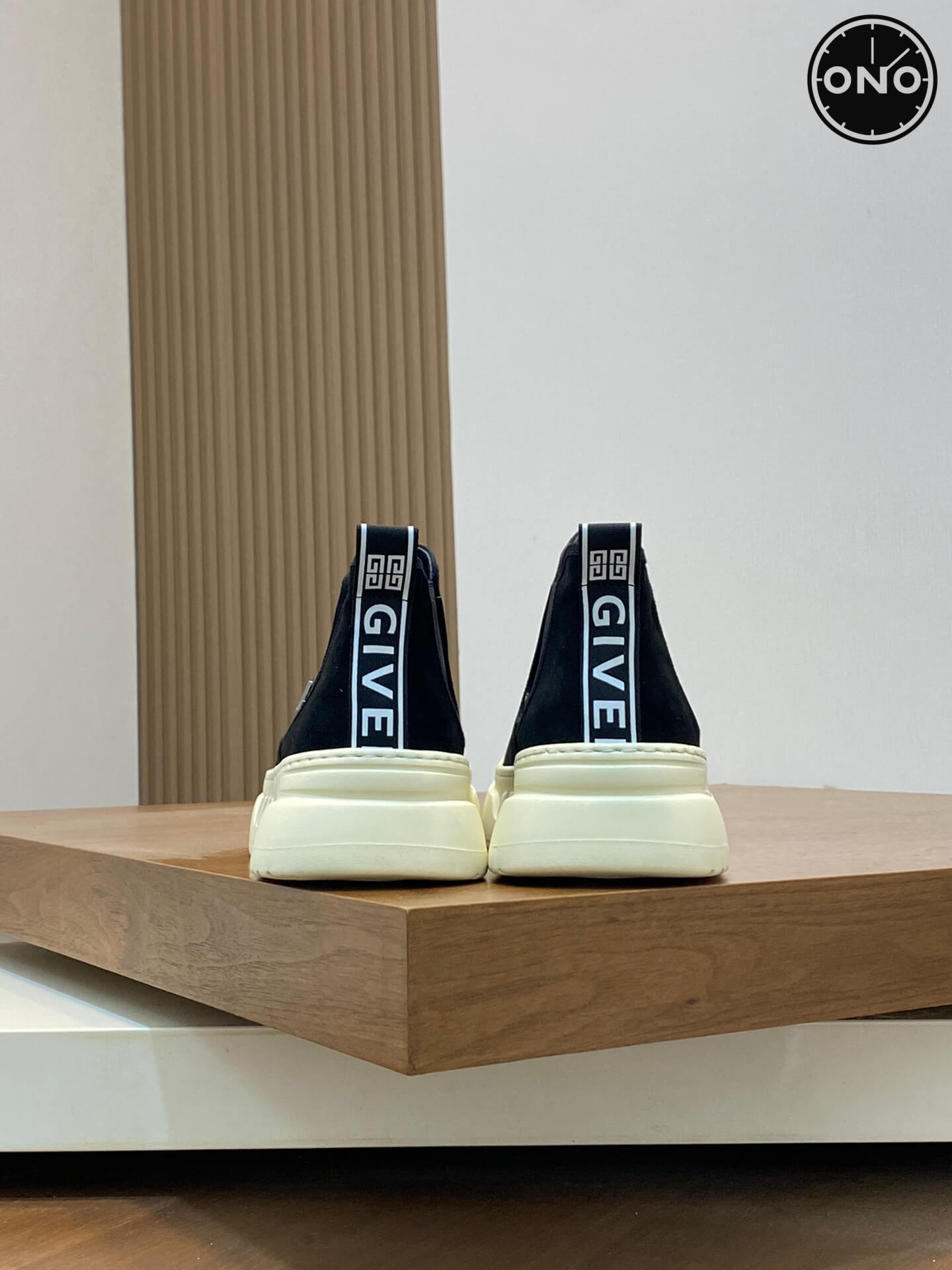 Givenchy_60_8.jpg
