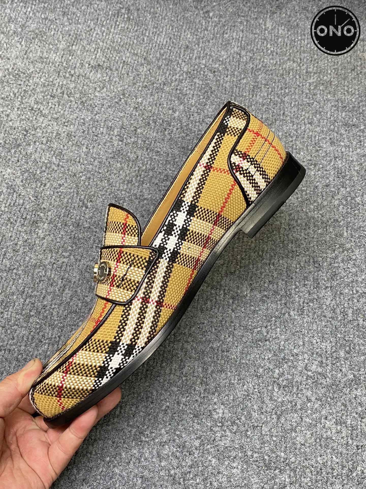 Burberry_8_9.jpg