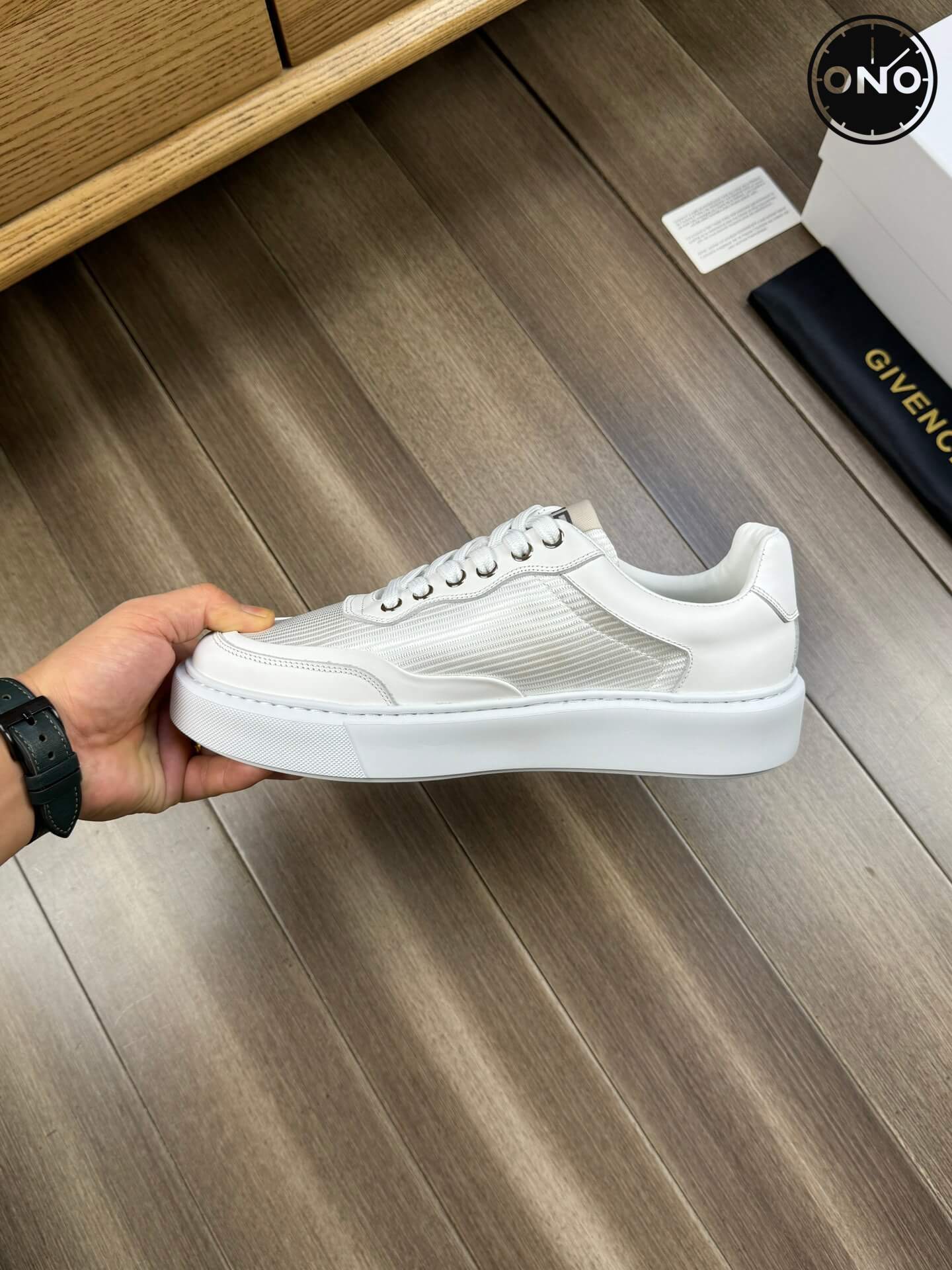 Givenchy_100_5.jpg