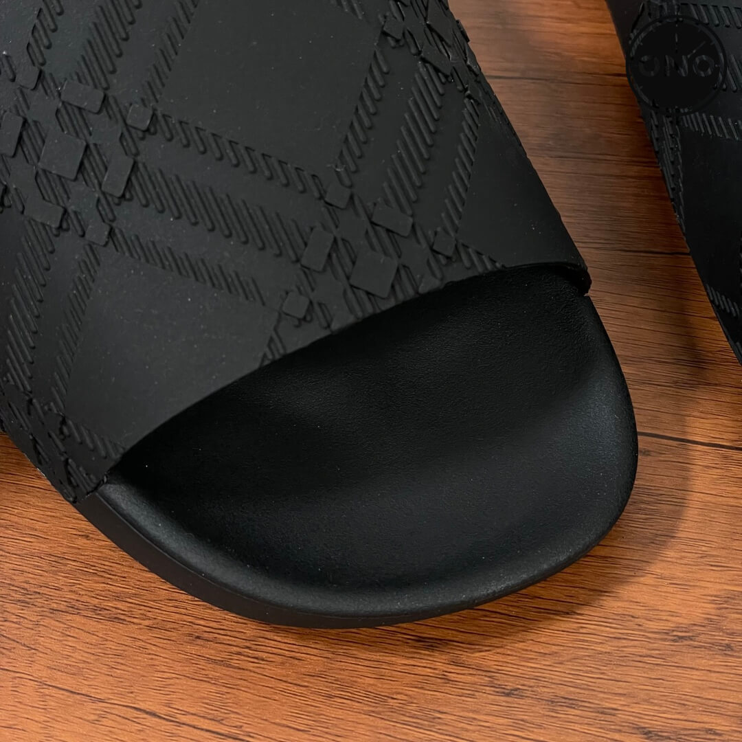 Burberry-Slippers_7_9.jpg