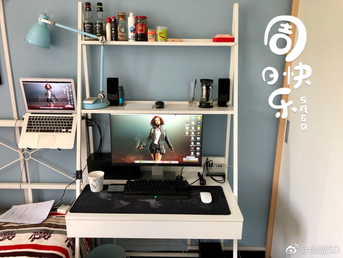 周日在家工作,大屏显示器、漫步者音响、Apple Music、雷蛇青轴机械键盘为工作增加了许多乐趣!
