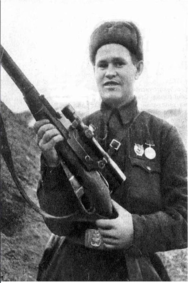 电影《兵临城下》原型,苏军狙击英雄瓦西里,手持莫辛纳甘狙击步枪。