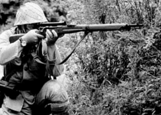 日军士兵正在使用97式狙击步枪