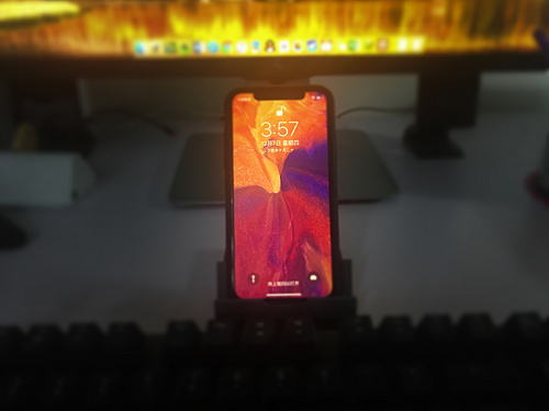 手机支架让iPhone X 如虎添翼