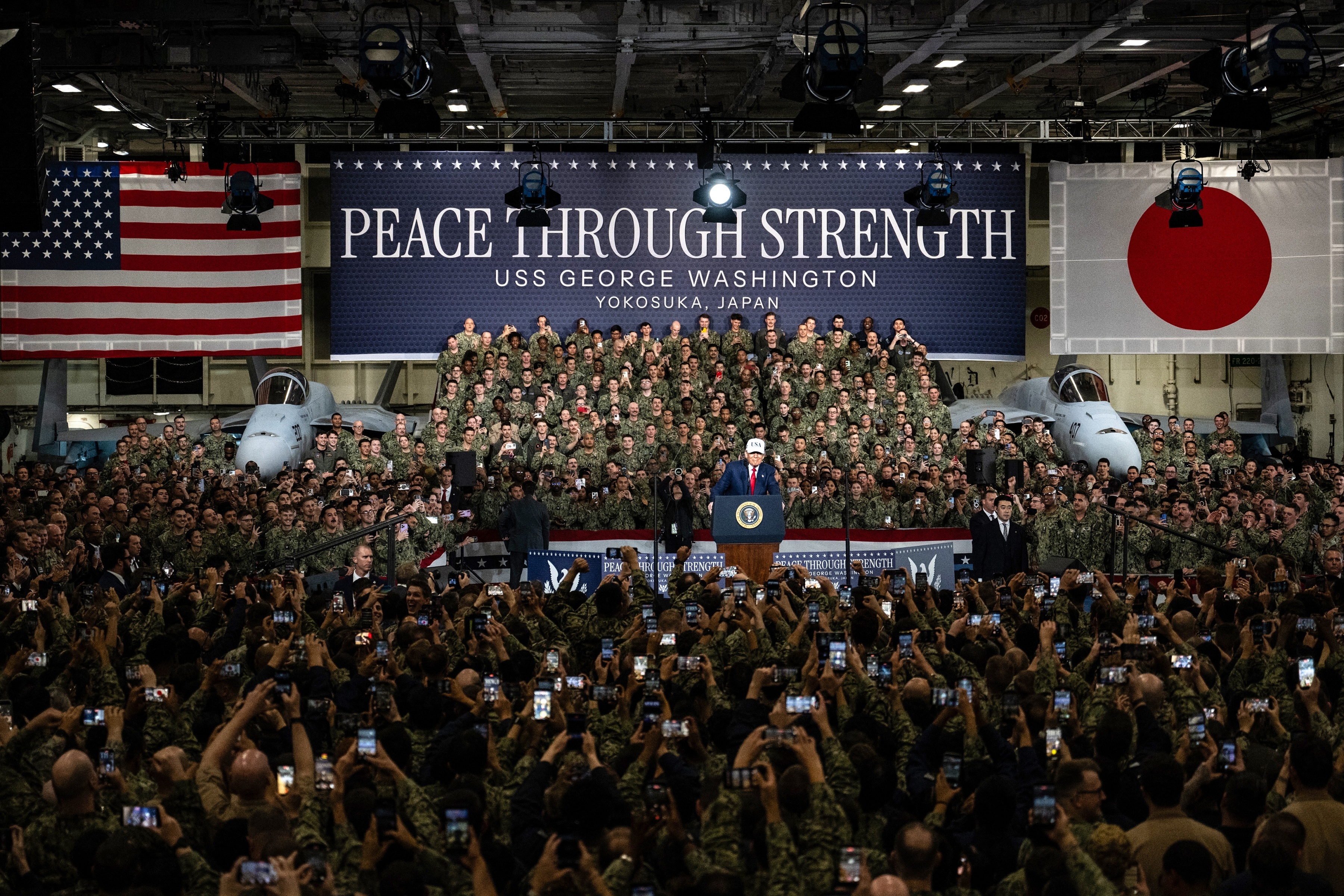 特朗普视察驻日美军基地