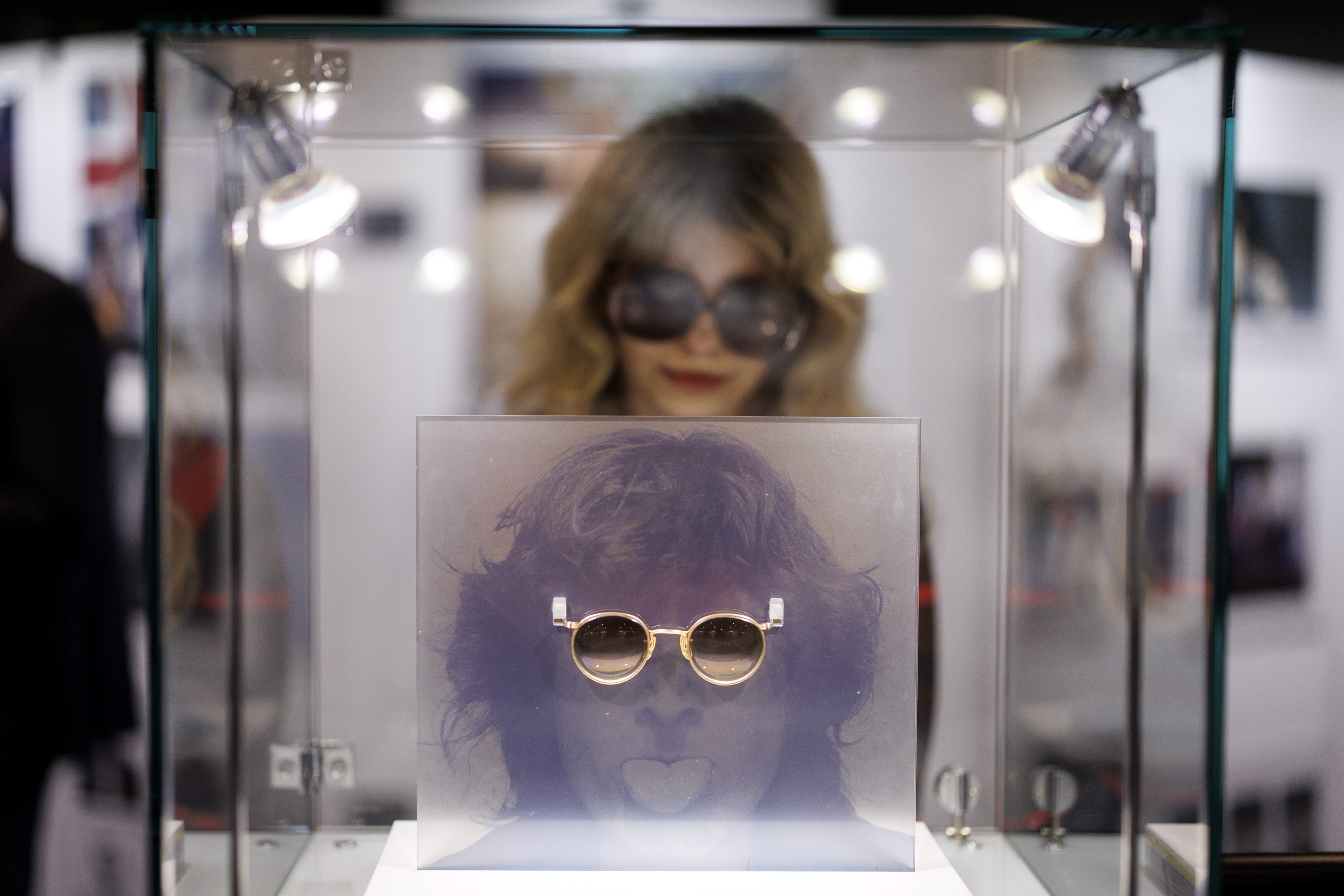 列侬墨镜拍卖预展