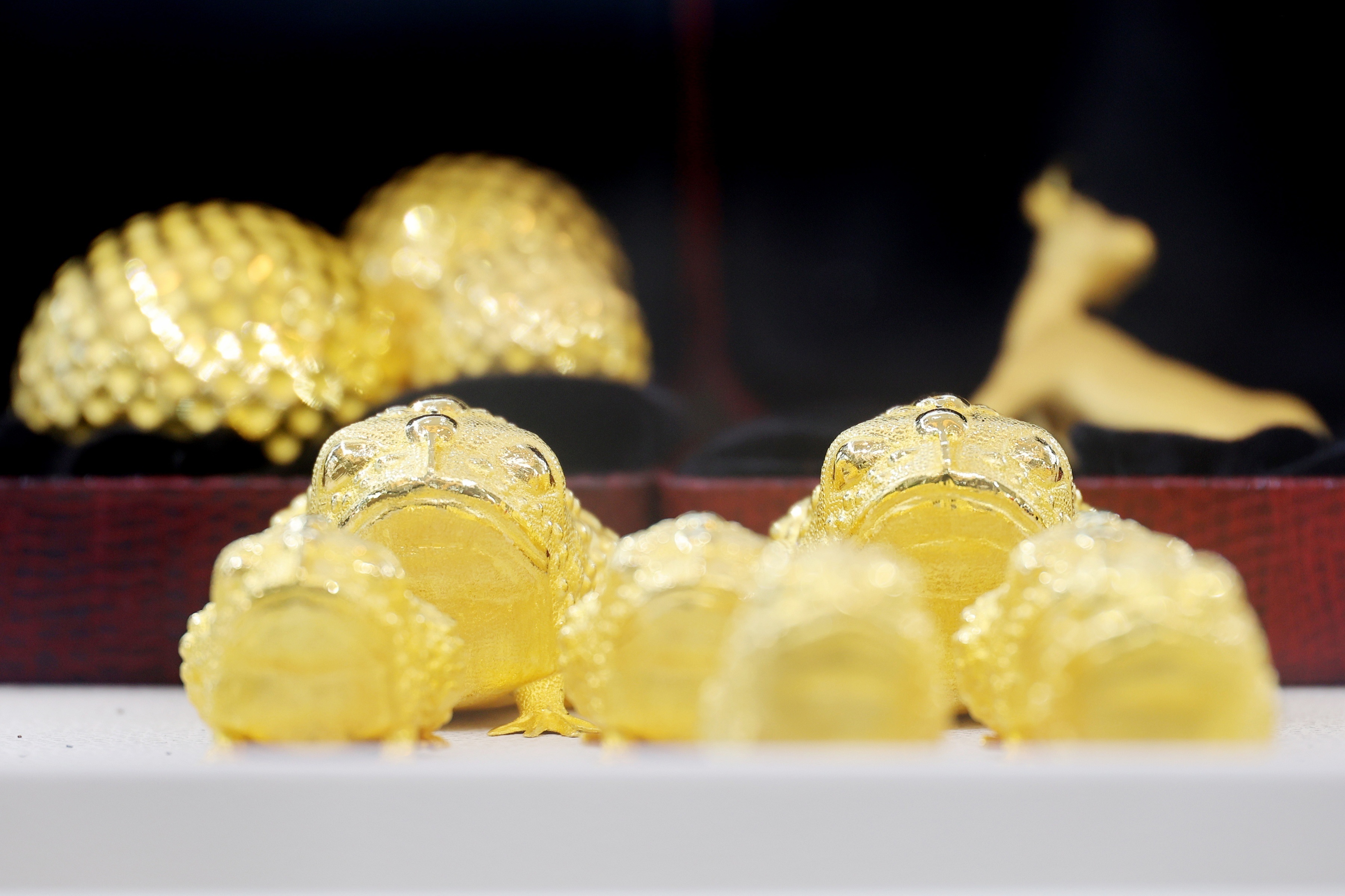 国际金价突破4300美元