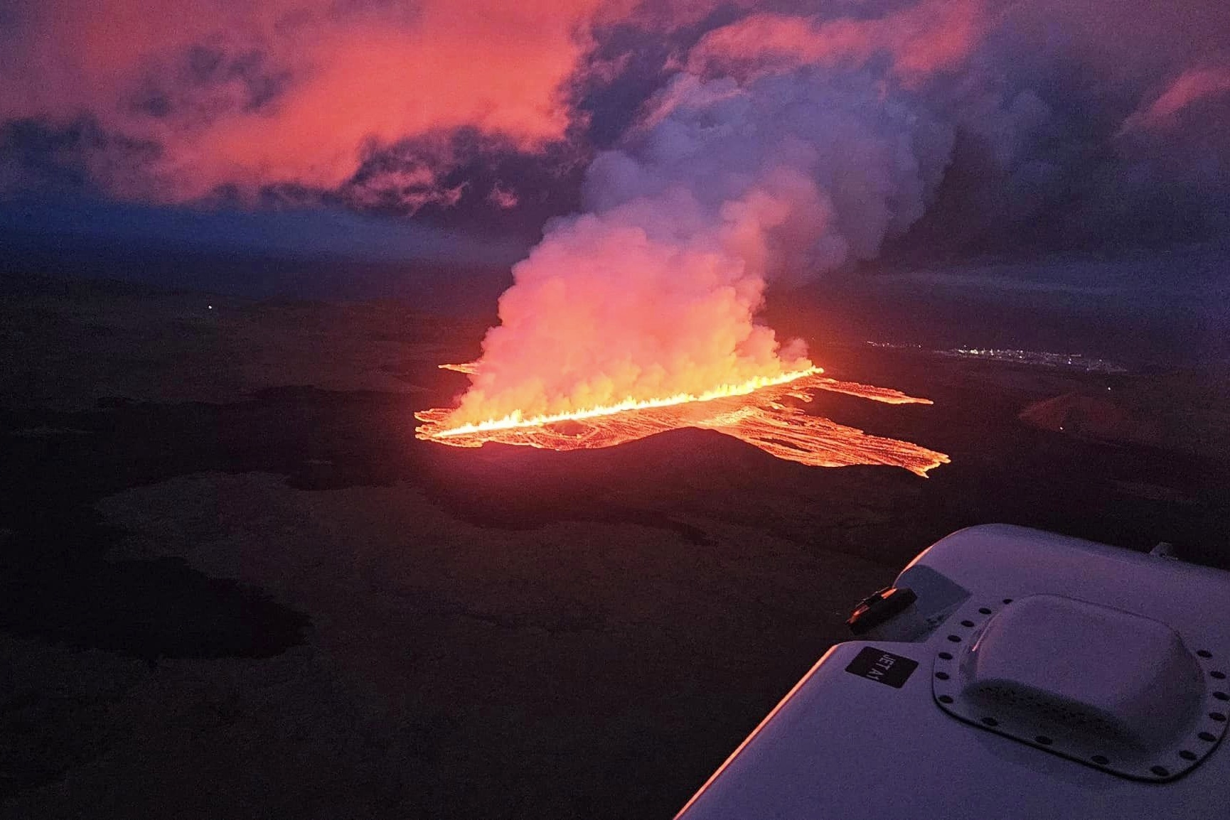 冰岛火山熔岩持续喷发