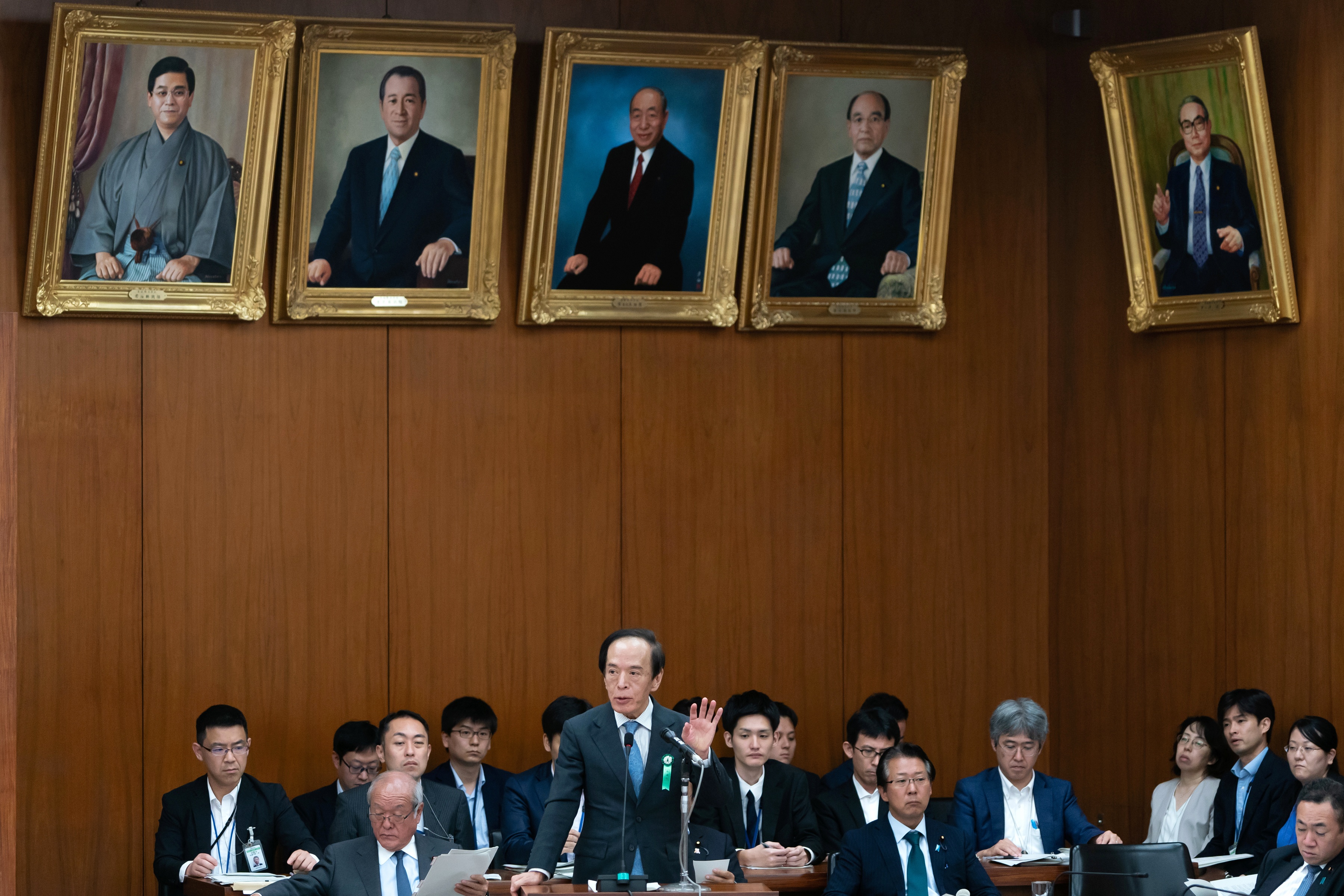 日本央行暗示谨慎升息