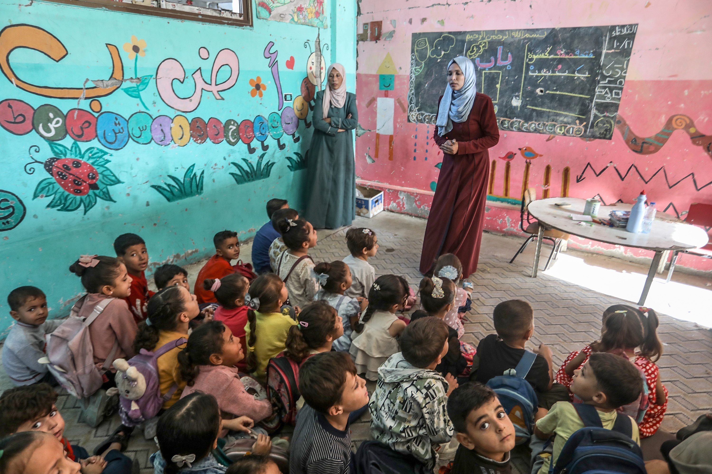 加沙儿童逐步复学