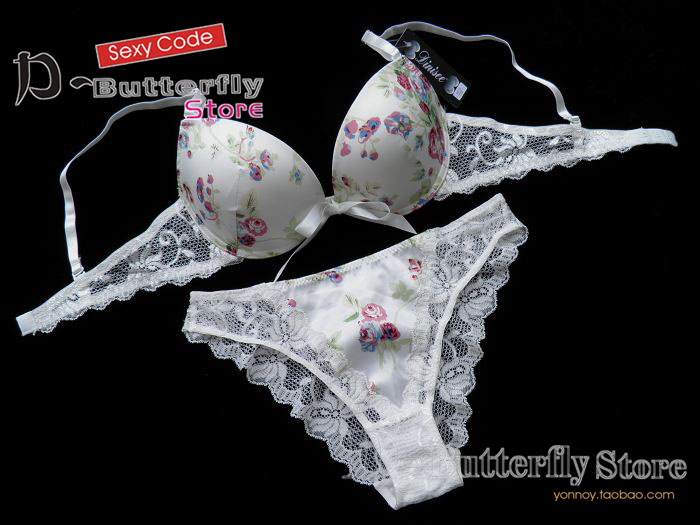 Комплект нижнего белья OTHER 9075 406 OTHER / Other OTHER / Other S, М, L, XL Плавки Обычная 3/4 Верх тонкий, низ толстый Съемные бретели Застёжка сзади Нет вкладок На косточках V-образный вырез Эффект "пуш-ап" Полиэстер Хлопок Лайкра Бутоньерки Кружево Лето Для молодых девушек Роскошный и благородный стиль
