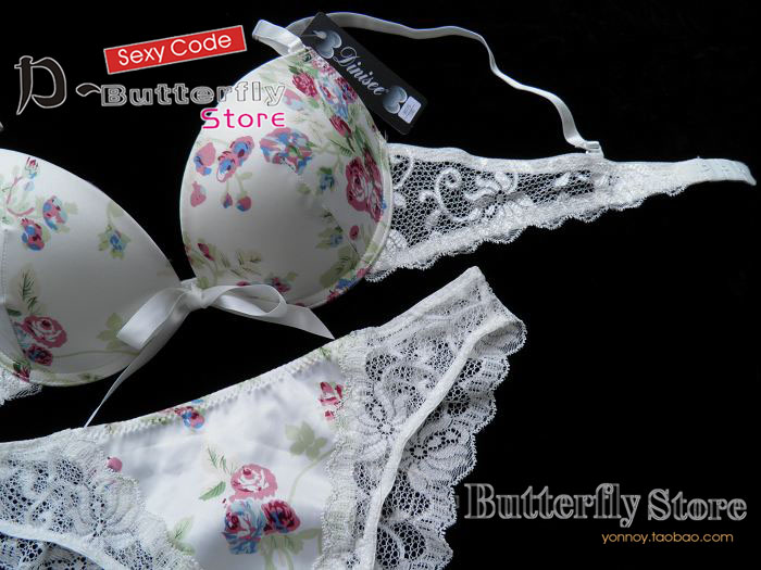 Комплект нижнего белья OTHER 9075 406 OTHER / Other OTHER / Other S, М, L, XL Плавки Обычная 3/4 Верх тонкий, низ толстый Съемные бретели Застёжка сзади Нет вкладок На косточках V-образный вырез Эффект "пуш-ап" Полиэстер Хлопок Лайкра Бутоньерки Кружево Лето Для молодых девушек Роскошный и благородный стиль
