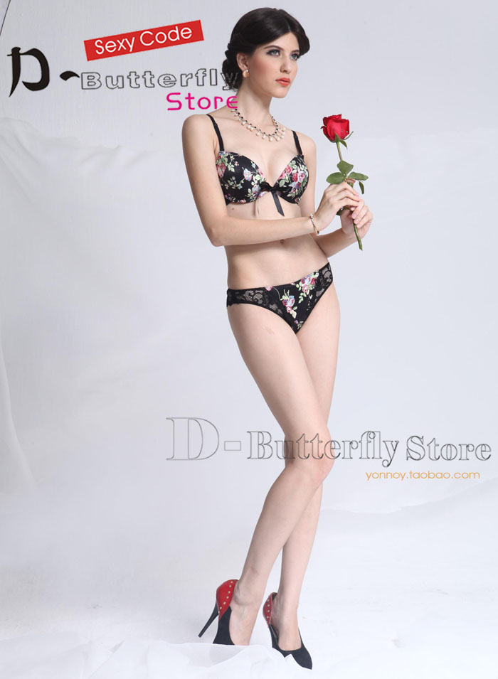 Комплект нижнего белья OTHER 9075 406 OTHER / Other OTHER / Other S, М, L, XL Плавки Обычная 3/4 Верх тонкий, низ толстый Съемные бретели Застёжка сзади Нет вкладок На косточках V-образный вырез Эффект "пуш-ап" Полиэстер Хлопок Лайкра Бутоньерки Кружево Лето Для молодых девушек Роскошный и благородный стиль