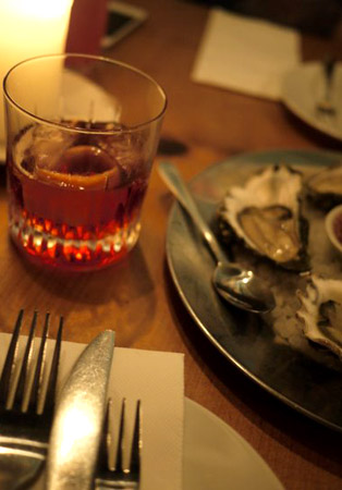 Love, Tilly Devine小酒馆的Negroni鸡尾酒和生蚝