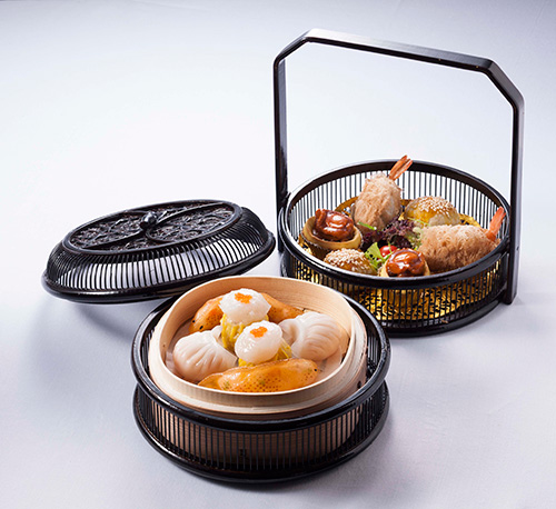 招牌菜:羊城雀笼点心(各两件),虾饺,带子烧卖,东星鱼饺,鲍鱼挞,叉烧酥,凤尾虾芋角