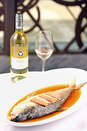 清蒸鲥鱼搭配Sileni Riesling Marlbough, New Zealand 2012