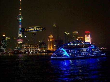 上周末去开车去外滩拍夜景,拍到了好大只的飞