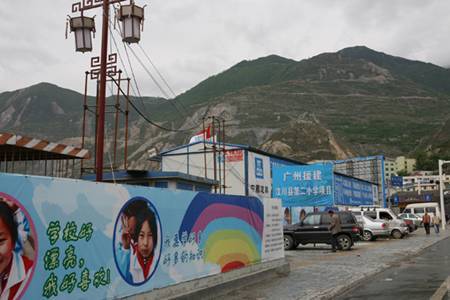 帕拉丁汽车俱乐部慰问灾区援建者行动 高清图片