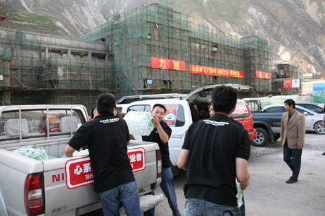 帕拉丁汽车俱乐部慰问灾区援建者行动 高清图片