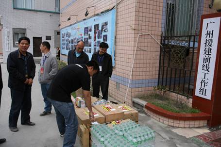 帕拉丁汽车俱乐部慰问灾区援建者行动 高清图片