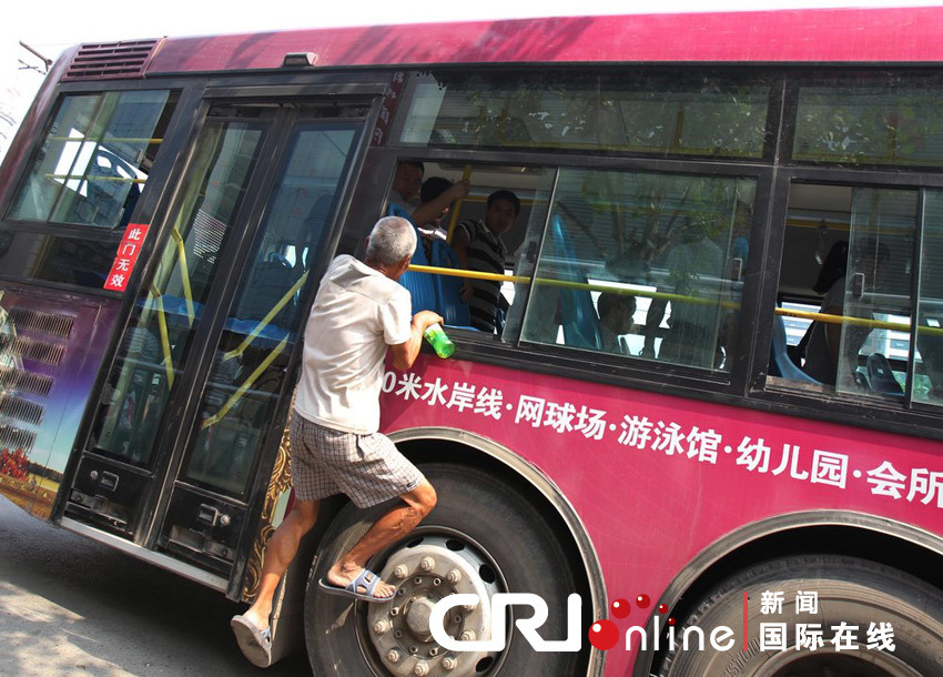 郑州一老人飞身扒车 只为捡一空瓶