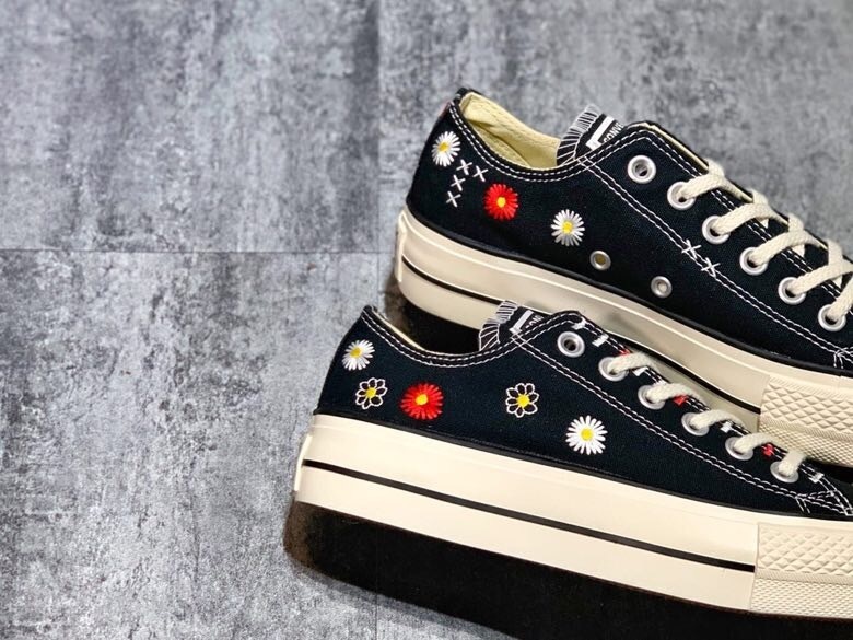 价格:160 converse all star 花卉刺绣 logo处的太阳花刺绣以及鞋身和