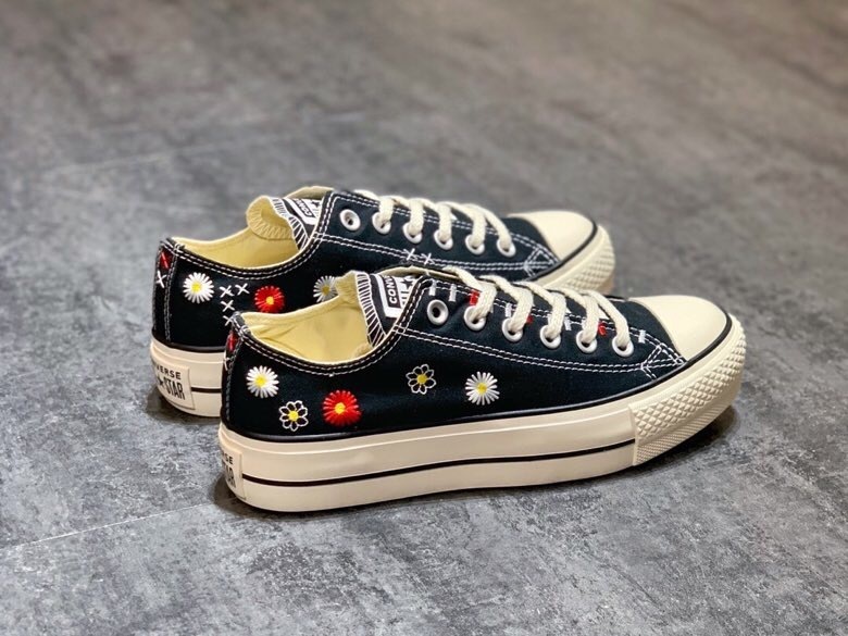 价格:160 converse all star 花卉刺绣 logo处的太阳花刺绣以及鞋身和