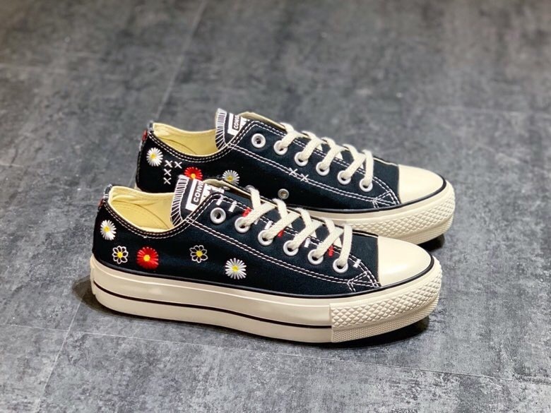 价格:160 converse all star 花卉刺绣 logo处的太阳花刺绣以及鞋身和