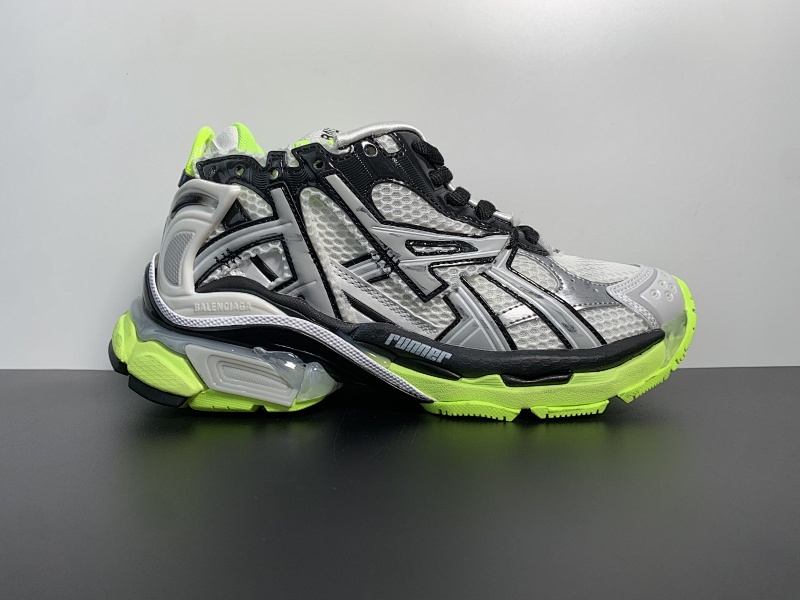 今天出货【OK扫描版本】纯原版本  资讯：新款BALENCIAGA  巴黎世家-Runner、是通过溢胶、做旧、缝线等细节，展示了设计师 Demna 的运动鞋风格，35-46