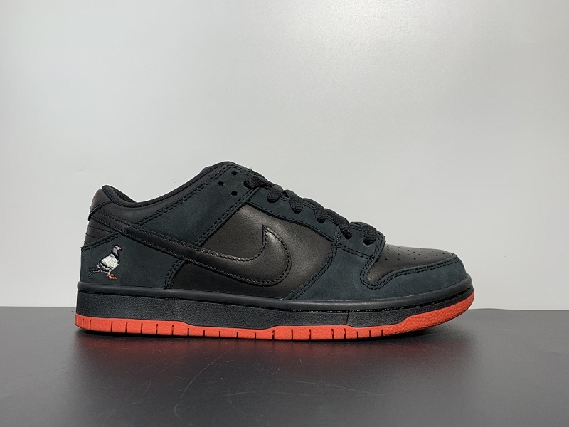 Staple x Nike SB Dunk Low 扣篮系列低帮经典板鞋“黑红鸽子” 货号：883232-008 尺码：36-47