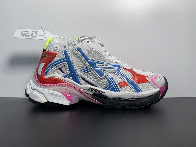 纯原版本  ：新款BALENCIAGA  巴黎世家-Runner、是通过溢胶、做旧、缝线等细节，展示了设计师 Demna 的运动鞋风格，用一双「旧鞋」传递复古感，后侧板、翘
