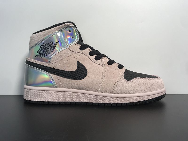 【BA60BA】耐克Nike Air Jordan 1 Low WMNS"Iridescent "AJ1经典复古文化休闲运动篮球鞋“脏粉脚趾粉镭射”货号：CV6472-602采用卡其色麂皮作为鞋面主体