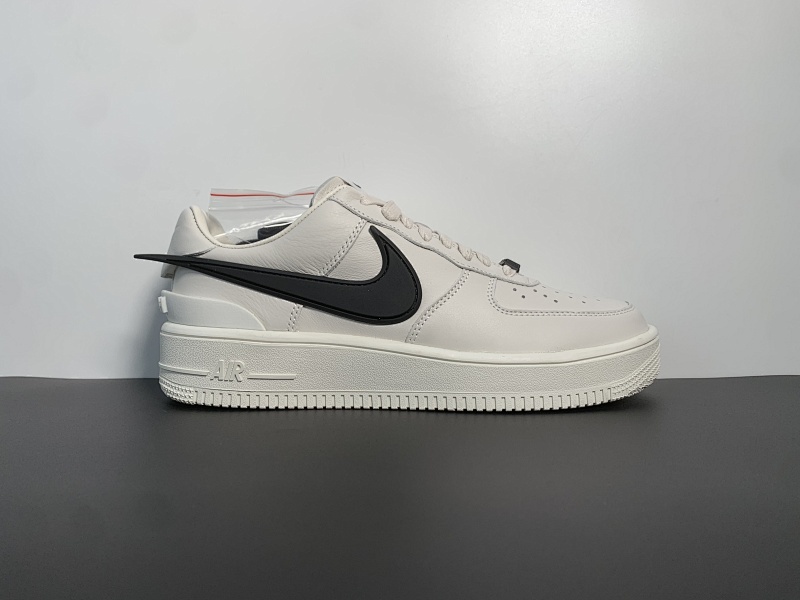 AMBUSH x NK Air Force 1 Low 米白色 重磅联名来袭 原楦头原纸板打造 正确皮料 全新开模 正确加宽厚重橡胶大底 正确鞋垫 缜密中底拉帮工艺 尺码：36-47.5，货号：DV3