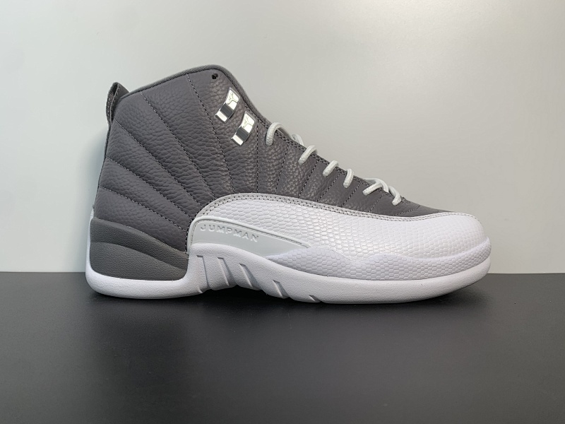 Air Jordan 12 “Stealth‘’白灰 货号：ct8013-015尺码40-47.5 出货。