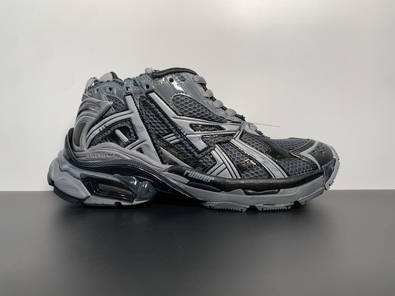 纯原版本 ，巴黎7.0黑灰 资讯：新款BALENCIAGA  巴黎世家-Runner、是通过溢胶、做旧、缝线等细节，展示了设计师 Demna 的运动鞋风格，尺码35-46