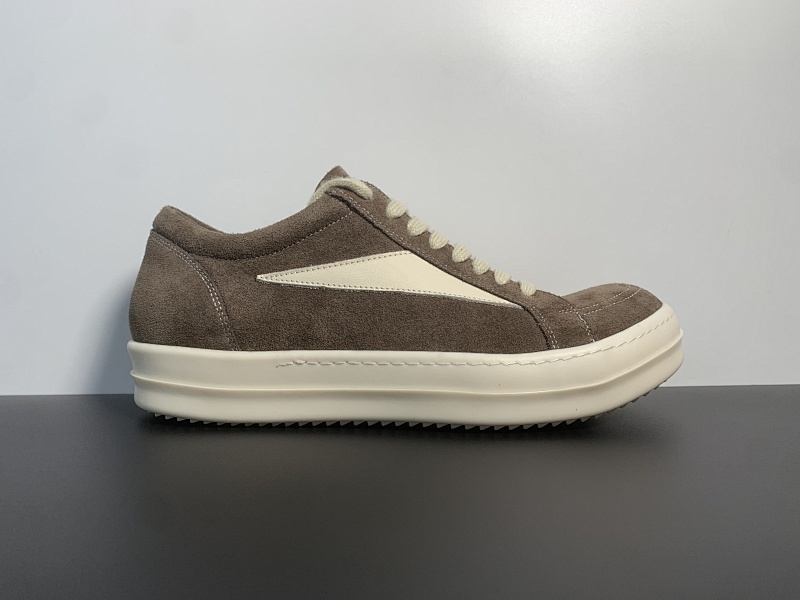 Rickowens 麂皮渠道皮料 年度“鞋王” 区分市面所有版本 纯手工打造纯原  非流水化作业的产物 尊崇欧文斯的理念 每一只都是独一无二 有手工质感的味道 奶香大底 进口小牛内里头层皮 1mm长绒