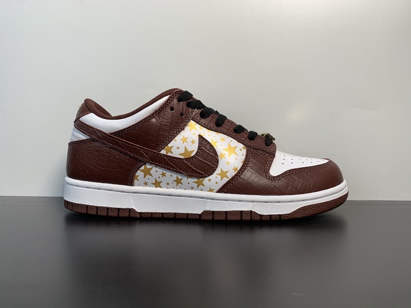 Nike SB Dunk Low 鳄鱼皮纹理点缀鞋身 鞋身侧面采用金色星星图案点缀 货号：DH3228 103。尺码36-47.5