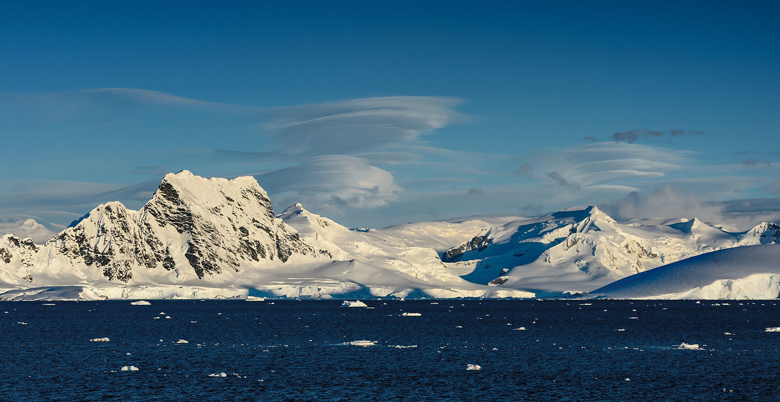 南极上空的飞碟云.