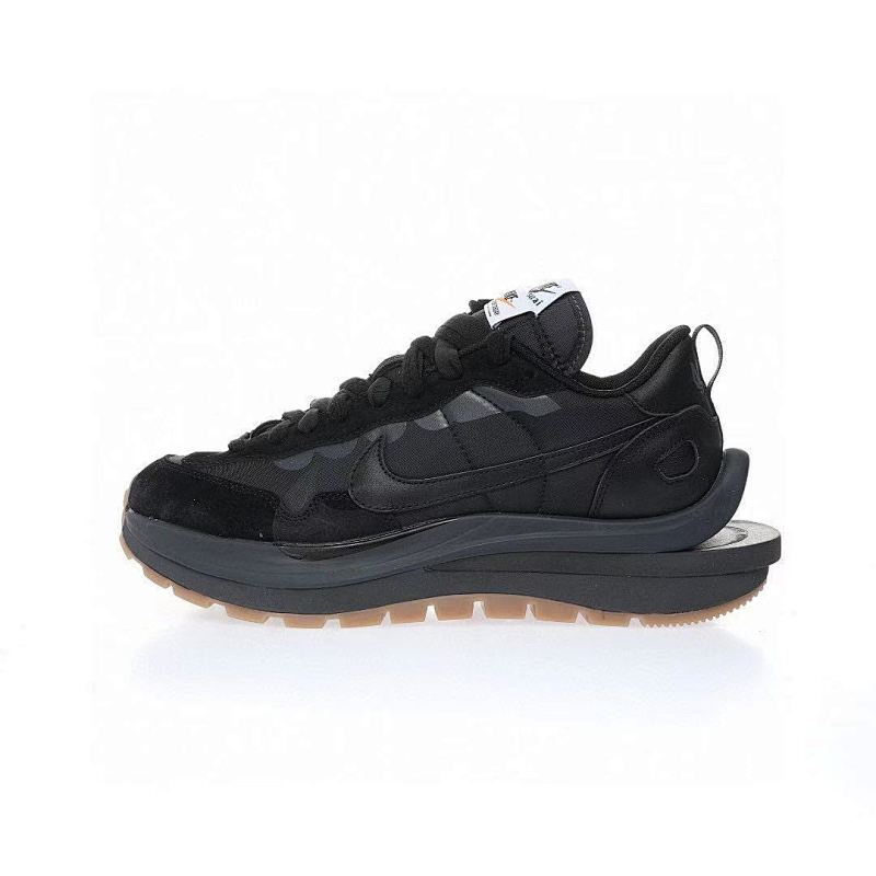 Sacai x Nike VaporWaffle 3.0"Black Gum"系列改良马拉松变形解构前卫设计五层底休闲运动慢跑鞋“厚布黑生胶大重叠双钩子”货号 DD1875-001