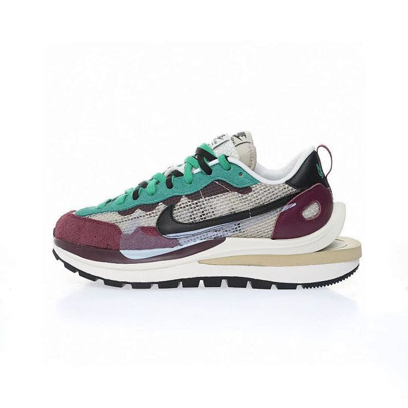 Sacai x Nike VaporWaffle 3.0"Red Neptune Green"系列改良马拉松变形解构前卫设计五层底休闲运动慢跑鞋“透吸酒红水绿黑白大重叠双钩子”货号DD3035-200