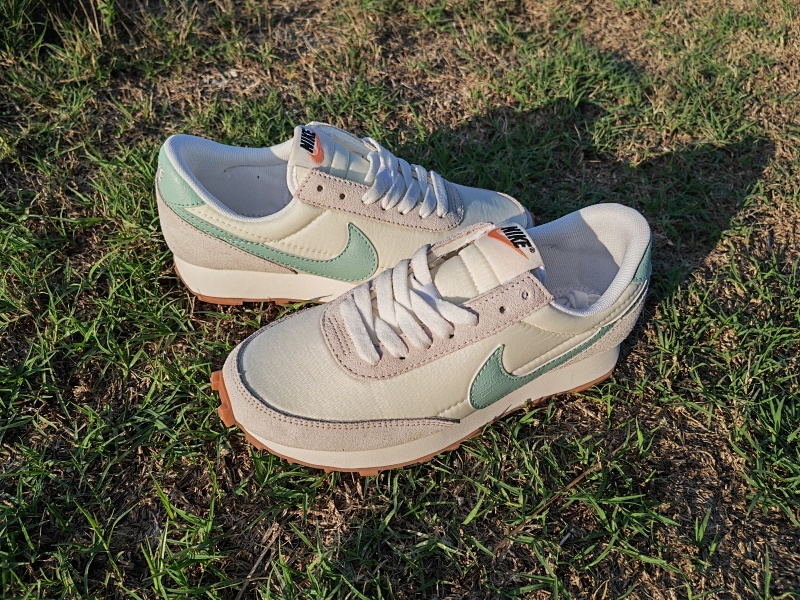 95元 Nike Daybreak 耐克 破晓系列华夫40周年限定 1979周年顺风复古轻量跑鞋 货号：DX5764-131 尺码：36-40