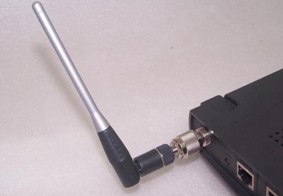 加上转接头后,sma的天线成功安装在tnc口的路由器上