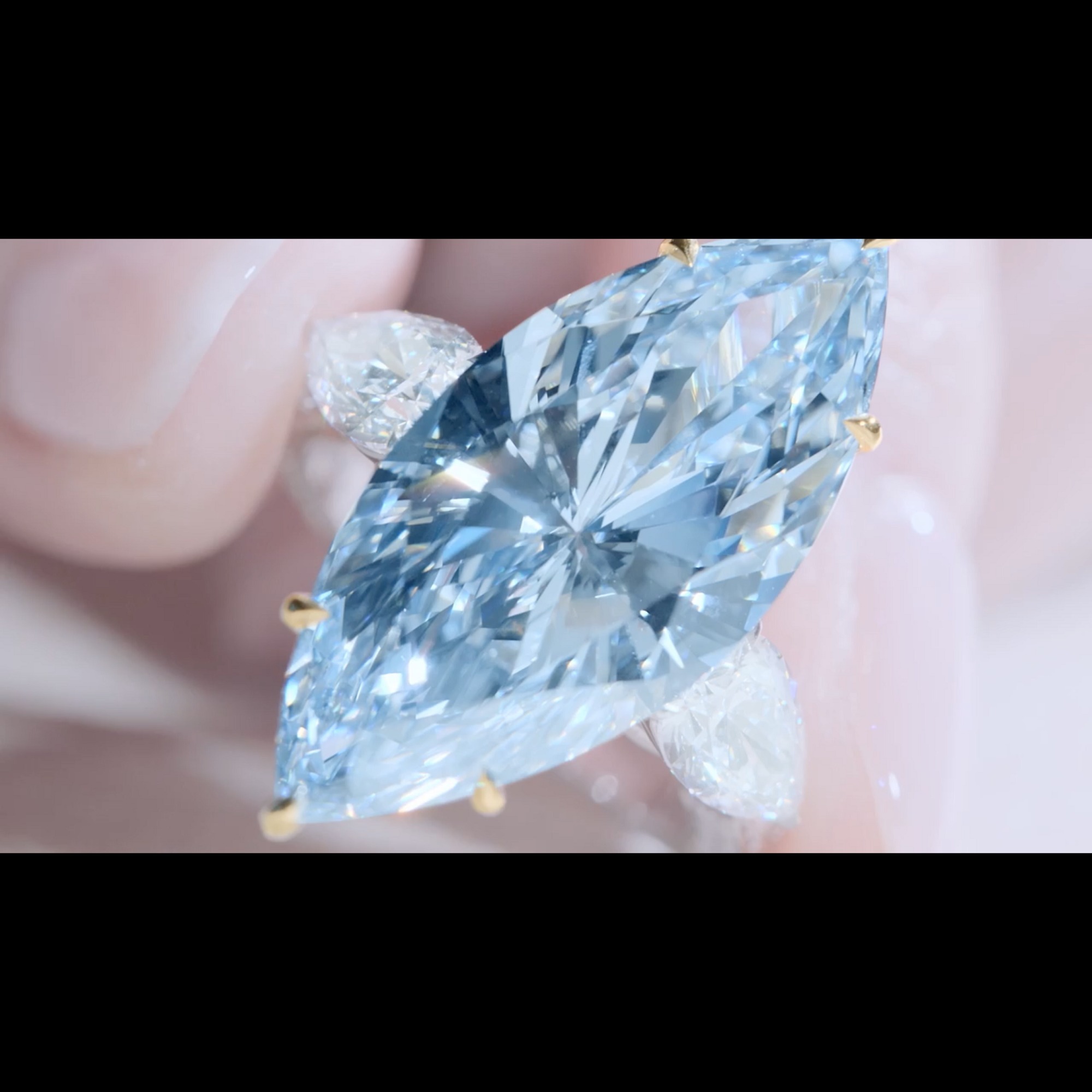 清澈浅蓝色1211ct浓彩榄尖形蓝钻